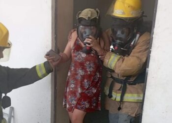 Bomberos de Atacames evacuan a 3 personas por riesgo a incendio estructural