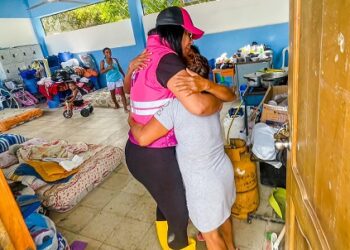 Prefecta de Esmeraldas recorre sectores afectados por la emergencia con ayuda humanitaria   
