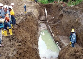Derrame de combustible sobre ríos deja a tres cantones sin agua