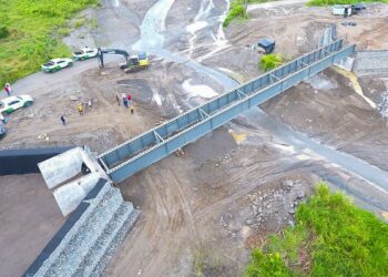 Prefectura de Esmeraldas avanza en la construcción del puente sobre el estero ‘Chiva’