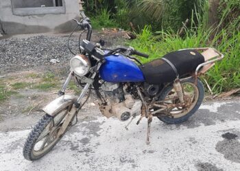Policía Nacional retiene una motocicleta durante operativos en el Cantón Eloy Alfaro