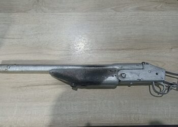 Policía detiene a dos individuos con arma de fuego   