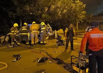Bomberos usaron maquinaria especial para rescatar cuerpos desde vehículo accidentado