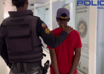 Policía  captura a un adolescente en flagrancia portando un arma de fuego.   