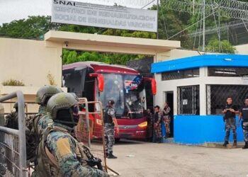 Trasladan a 124 presos de cárcel de Esmeraldas a otros centros carcelarios del país