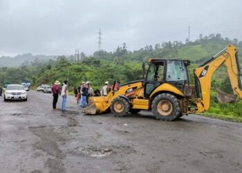 Gobernador recorrió trabajos en vía Esmeraldas – Quinindé