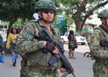 Militares armados con fusiles patrullan la ciudad de Esmeraldas, ante el anuncio de marchas de grupos delincuenciales