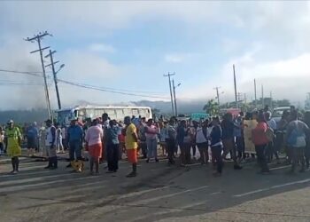 Moradores de los barrios del sur cerraron la vía a la altura de La Tolita