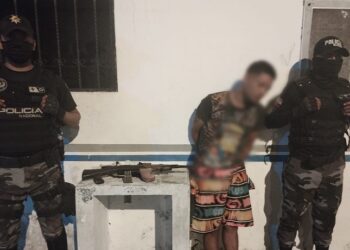 Rápida acción policial resulta en la detención de un individuo por posesión ilegal de arma de fuego
