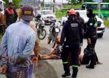 Bomberos asisten a mujeres heridas en choque de moto   