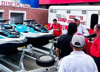 Nueva auto bomba y motos acuáticas para el Cuerpo de Bomberos