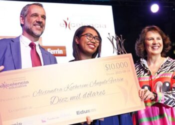 Esmeraldeña es reconocida como mejor maestra del año