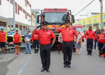 Gobernador presente en entrega a la ciudad de moderna autobomba
