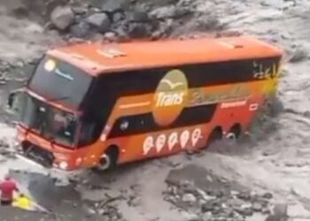 Bus de Trans Esmeraldas sufrió percance en ruta hacia Lago Agrio