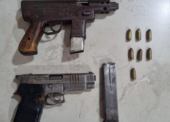 Policías localizan dos armas de fuego abandonadas