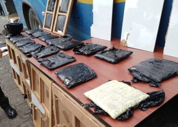 Decomisan droga en un bus de trasporte inter cantonal