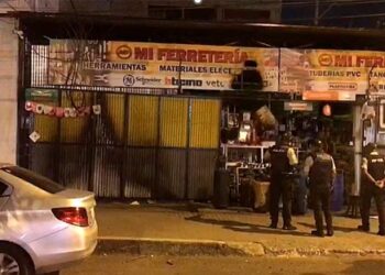 Presuntos extorsionadores incendiaron ferretería frente a plantel educativo en Esmeraldas