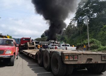 Transportistas bloquean carretera Esmeraldas-Quinindé para exigir atención vial y contratos