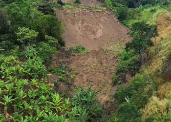 Realizan sobrevuelo preventivo en San Martín de Porres Alto, ante amenaza de deslizamientos de tierra