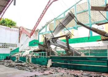 Colapsa techado del Coliseo Ricardo Plaza Bastidas
