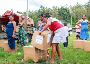 Gobernador y funcionarios de Petroecuador entregaron asistencia humanitaria