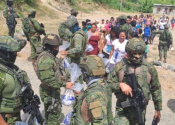 Militares entregan kits de alimentos en barrios con conflictos y donde las tiendas han cerrado por la inseguridad