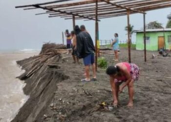 Desbordamiento de rio pone en riesgo a tres viviendas en Quingue