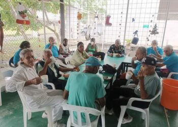 Adultos mayores reciben beneficio social de Fundación Amiga