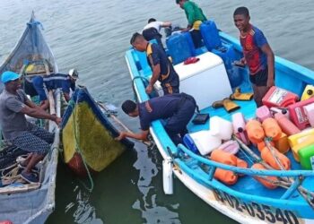       Armada rescata con vida a dos pescadores luego de un accidente en el puerto   