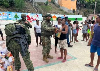 Militares entregan ayuda a personas necesitadas