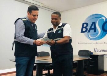 Trabajadores entregan reconocimiento a gerente de APE