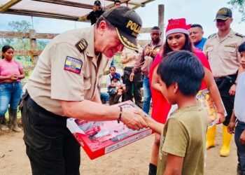 Policía y comunidad; juntos por una Navidad solidaria   