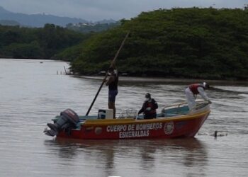 Bomberos de Esmeraldas reciben alerta por cadáver en el puerto pesquero
