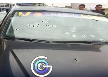 Asaltan vehículo blindado; Policías repelen ataque armado