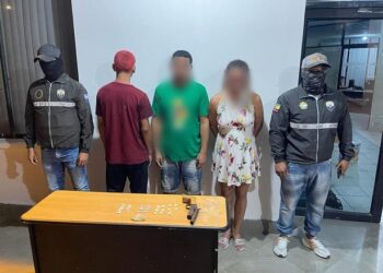 En el sur de Esmeraldas se detuvo a tres sujetos con droga y un arma de fuego
