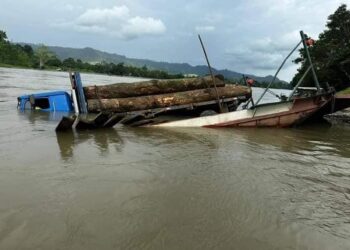 Gabarra que transportaba un pesado vehículo con madera se hundió sobre el Río Esmeraldas