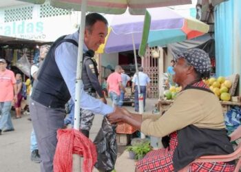 Gobernador recorre el mercado de Esmeraldas y garantiza la seguridad ciudadana