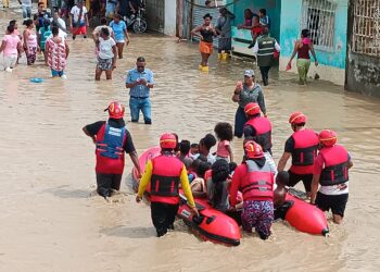 Nuevo desborde del río Teaone sume al Barrio 50 Casas de Esmeraldas en la adversidad