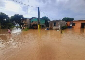 Desborde de río causa inundaciones en la cabecera parroquial de Sálima