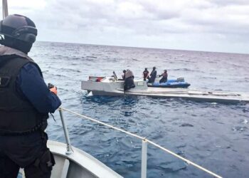 FF.AA. encontró un semisumergible con droga en Esmeraldas