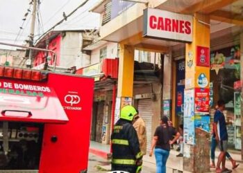 Bomberos atiende conato de incendio en tienda de abastos