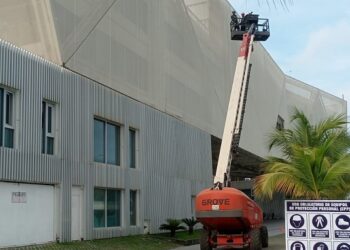 Se realizan trabajos de mantenimiento en el edificio de EP FLOPEC en Las Palmas