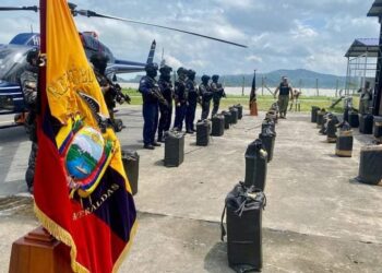 Detienen embarcación frente a Esmeraldas; estaba cargada con droga