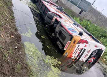 Al menos cinco heridos: Bus que viajaba desde Esmeraldas a Guayaquil se accidentó en la vía Durán-Yaguachi
