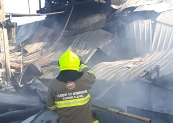 Incendio en empacadora de mariscos del Puerto Pesquero   