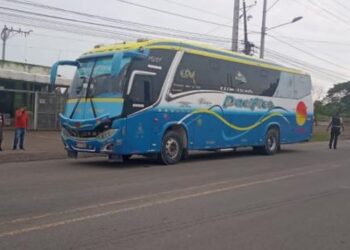 Tragedia en Atacames: Mujer pierde la vida tras caer del autobús en movimiento