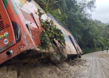 Vía Esmeraldas – Los Bancos – Calacalí está habilitada, tras derrumbe que dejó un bus atrapado