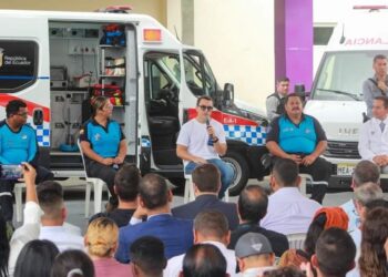Presidente Noboa entrega 10 ambulancias para servicio a la población