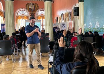Los Estados Unidos promueve la seguridad en línea para los niños ecuatorianos 