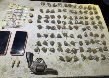 Capturan en flagrancia a presunta expendedora de droga en el barrio El Arenal 